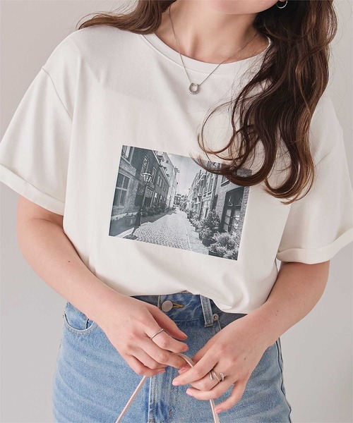titivate（ティティベイト）の「フォトプリントTシャツ（Tシャツ/カットソー・レディース・グレー/ホワイト系その他2/オフホワイト/ホワイト系その他3/ホワイト系その他/グレー系その他/グレー系その他2/チャコール・S/L/M/XL）」の2枚目の写真