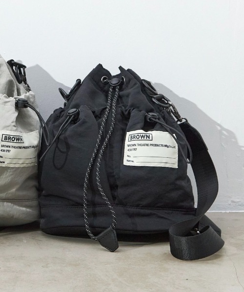 BROWN THEATRE PRODUCTS（ブラウンシアタープロダクツ）の「【SALON de RUBAN / サロン ド ルヴァン】 BROWN THEATRE PRODUCTS 巾着バッグ（ショルダーバッグ・レディース・ライトグレー/ブラック/ベージュ/マスタード・FREE）」の2枚目の写真