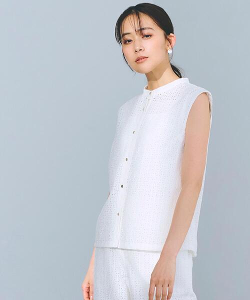 grove(グローブ)の「繊細なレースで魅せるエンブロイダリーレースバンドカラーシャツ(シャツ/ブラウス・レディース・ブラック/オフホワイト/ブラウン系・02/01/05/04/03)」の2枚目の写真