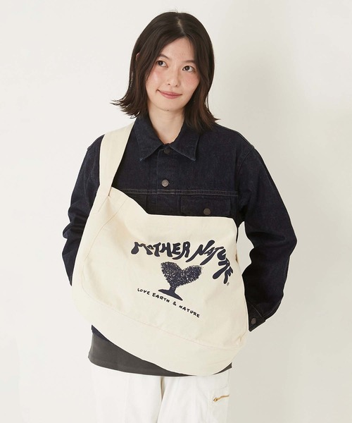 HOLLYWOOD RANCH MARKET（ハリウッドランチマーケット）の「MOTHER NATURE ニュースペーパーバッグ（ショルダーバッグ・メンズ・ネイビー・ONE SIZE）」の6枚目の写真