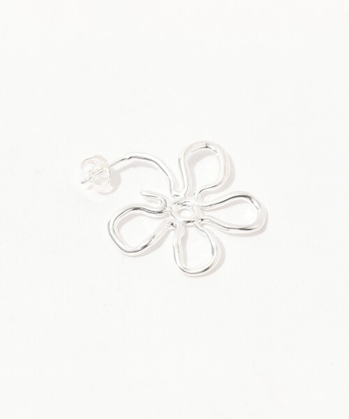 TOMORROWLAND (トゥモローランド)の「Kara Yoo FLORA HOOPS MEDIUM ピアス(ピアス(両耳用)・レディース・シルバー/ゴールド・FREE)」の5枚目の写真