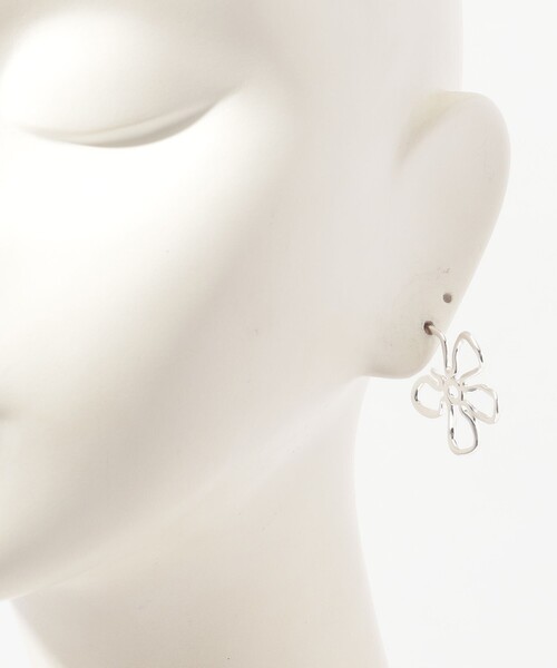 TOMORROWLAND (トゥモローランド)の「Kara Yoo FLORA HOOPS MEDIUM ピアス(ピアス(両耳用)・レディース・シルバー/ゴールド・FREE)」の6枚目の写真