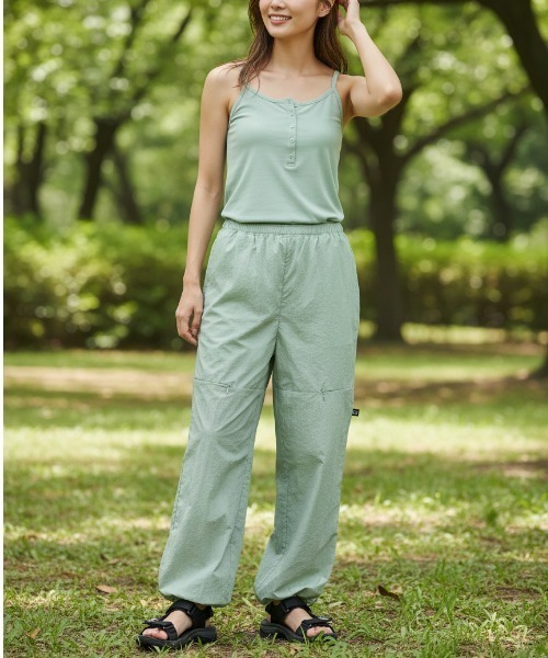 ROXY（ロキシー）の「【ROXY/ロキシー】24SS MY OASIS PANTS/ベンチレーション付きシャリ感ドローコード付きナイロンパンツ（その他パンツ・レディース・グリーン/ブラック/レッド・MEDIUM/LARGE）」の2枚目の写真