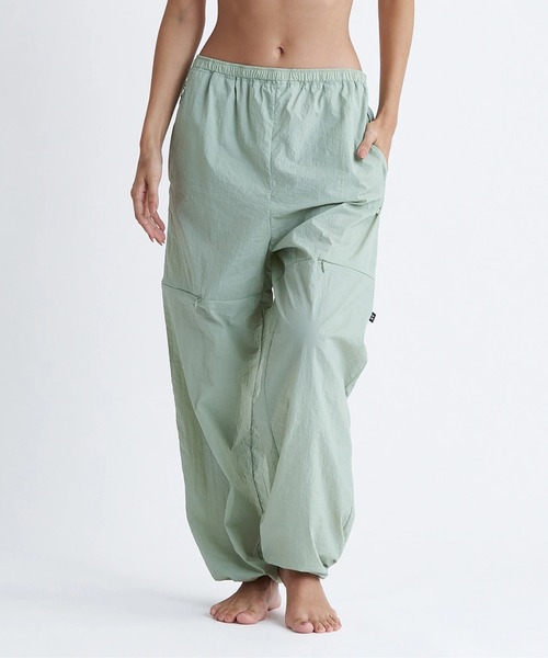 ROXY（ロキシー）の「【ROXY/ロキシー】24SS MY OASIS PANTS/ベンチレーション付きシャリ感ドローコード付きナイロンパンツ（その他パンツ・レディース・グリーン/ブラック/レッド・MEDIUM/LARGE）」の20枚目の写真