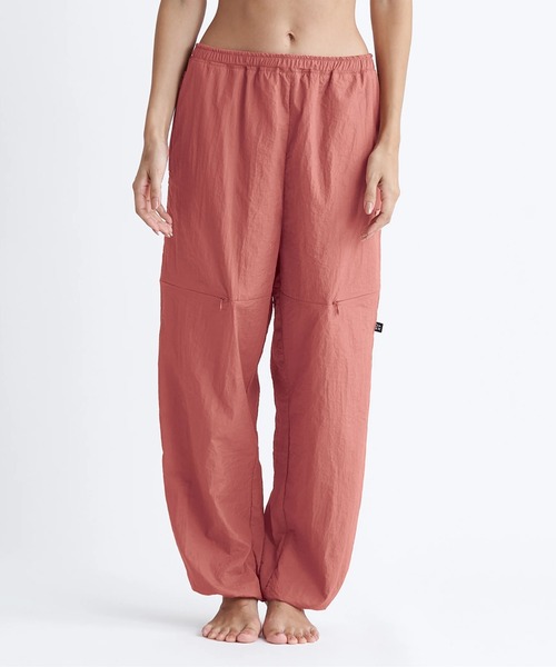 ROXY（ロキシー）の「【ROXY/ロキシー】24SS MY OASIS PANTS/ベンチレーション付きシャリ感ドローコード付きナイロンパンツ（その他パンツ・レディース・グリーン/ブラック/レッド・MEDIUM/LARGE）」の17枚目の写真