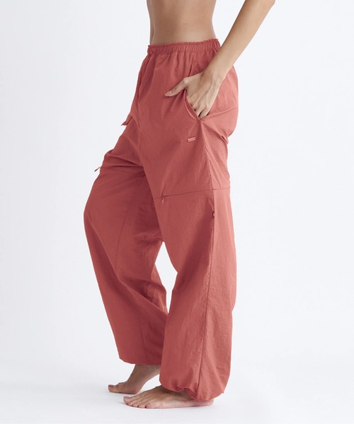 ROXY（ロキシー）の「【ROXY/ロキシー】24SS MY OASIS PANTS/ベンチレーション付きシャリ感ドローコード付きナイロンパンツ（その他パンツ・レディース・グリーン/ブラック/レッド・MEDIUM/LARGE）」の14枚目の写真
