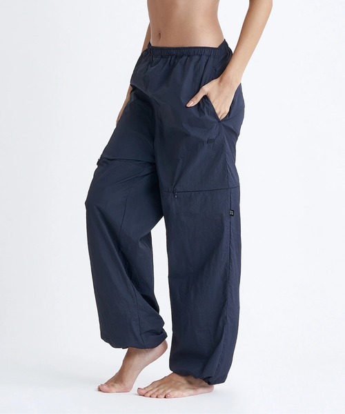 ROXY(ロキシー)の「【ROXY/ロキシー】24SS MY OASIS PANTS/ベンチレーション付きシャリ感ドローコード付きナイロンパンツ(その他パンツ・レディース・グリーン/ブラック/レッド・MEDIUM/LARGE)」の5枚目の写真