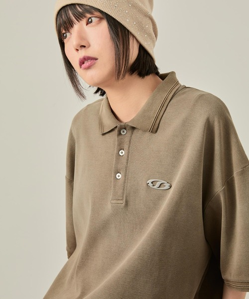 Snap club(スナップクラブ)の「【Snap club】ヴィンテージ加工 パウダーブリーチ メタルプレート半袖ポロシャツ(ポロシャツ・レディース・ブラック/サックスブルー/ブラウン/レッド・M/L)」の2枚目の写真