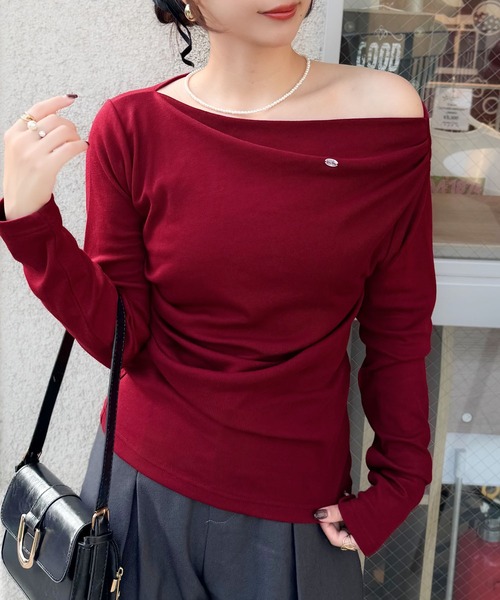 mily bilet(ミウィビレット)の「【mily bilet】アシメデザインで美しく。シェルボタン使いドレープカットソー(長袖)(Tシャツ/カットソー・レディース・ブラック/アイボリー/レッド/オートミール・LARGE/MEDIUM/SMALL/X-LARGE)」の4枚目の写真