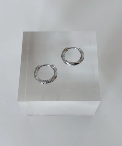 Ada.(エイダ)の「ツイスト フープ ピアス 両耳用(ピアス(両耳用)・レディース・シルバー/ピンクゴールド/ゴールド・FREE)」の2枚目の写真
