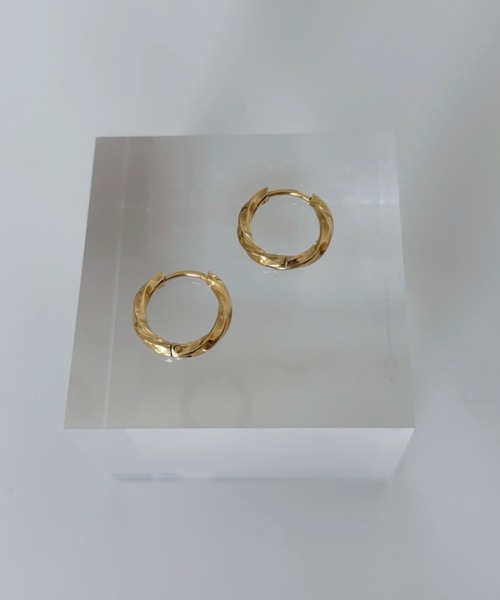 Ada.(エイダ)の「ツイスト フープ ピアス 両耳用(ピアス(両耳用)・レディース・シルバー/ピンクゴールド/ゴールド・FREE)」の1枚目の写真