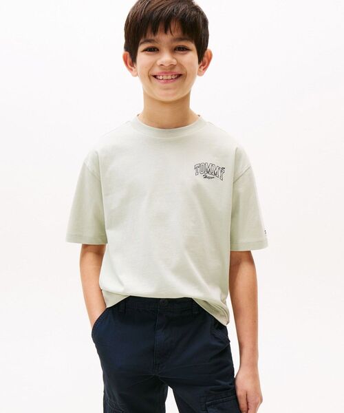 TOMMY HILFIGER（トミーヒルフィガー）の「BOYS バーシティグラフィックプリントショートスリーブTシャツ（Tシャツ/カットソー・キッズ・グリーン系その他/ホワイト・160cm/130cm/150cm/140cm）」の2枚目の写真