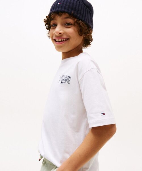 TOMMY HILFIGER（トミーヒルフィガー）の「BOYS バーシティグラフィックプリントショートスリーブTシャツ（Tシャツ/カットソー・キッズ・グリーン系その他/ホワイト・160cm/130cm/150cm/140cm）」の3枚目の写真