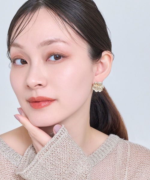 Phoebe(フィービィー)の「フレグラントフラワーメタルピアス/お花/大ぶり/存在感◎/主役級(ピアス(両耳用)・レディース・イエローゴールド・FREE)」の3枚目の写真