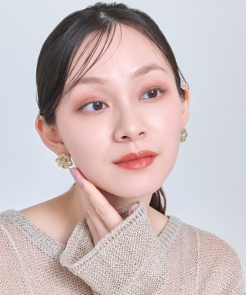 Phoebe(フィービィー)の「フレグラントフラワーメタルピアス/お花/大ぶり/存在感◎/主役級(ピアス(両耳用)・レディース・イエローゴールド・FREE)」の4枚目の写真