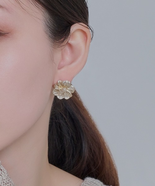 Phoebe(フィービィー)の「フレグラントフラワーメタルピアス/お花/大ぶり/存在感◎/主役級(ピアス(両耳用)・レディース・イエローゴールド・FREE)」の11枚目の写真