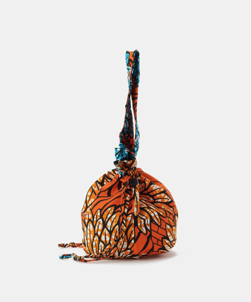 B.C STOCK（ベーセーストック）の「AFRICAN SQUARE/アフリカンスクエア パーニュ 巾着バッグ マチあり（ショルダーバッグ・レディース・イエロー/オレンジ/ブルー・FREE）」の4枚目の写真