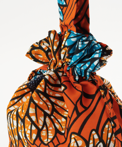 B.C STOCK（ベーセーストック）の「AFRICAN SQUARE/アフリカンスクエア パーニュ 巾着バッグ マチあり（ショルダーバッグ・レディース・イエロー/オレンジ/ブルー・FREE）」の8枚目の写真