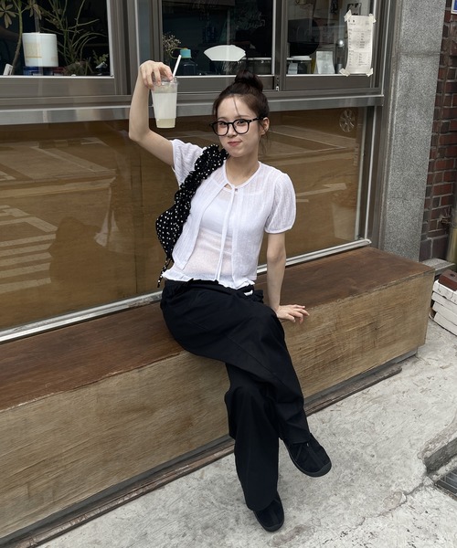 UNE MANSION（ユヌマンション）の「シースルーサマーニットパンチングフリルリボンカーディガン&キャミソールセット（ニット/セーター・レディース・ホワイト/レッド/ネイビー/イエロー・FREE）」の2枚目の写真