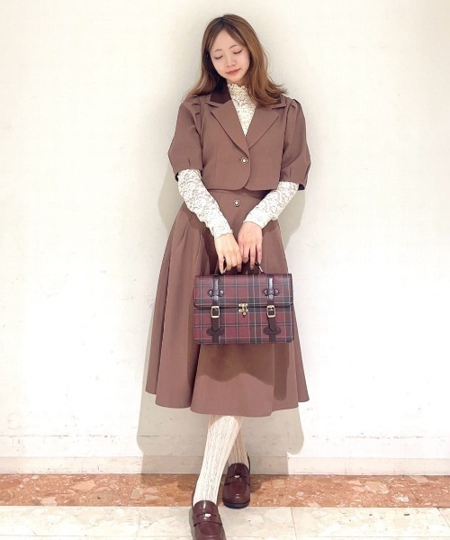 F i.n.t(フィント)の「釦使いパフスリーブジャケットセットアップ(セットアップ・レディース・グレー/ブラウン・FREE)」の3枚目の写真