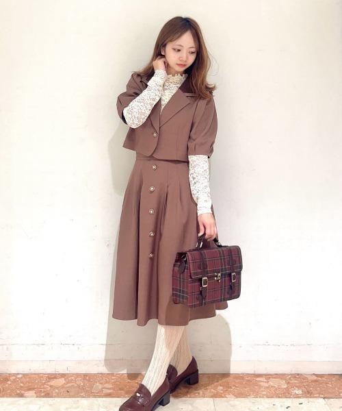 F i.n.t(フィント)の「釦使いパフスリーブジャケットセットアップ(セットアップ・レディース・グレー/ブラウン・FREE)」の4枚目の写真