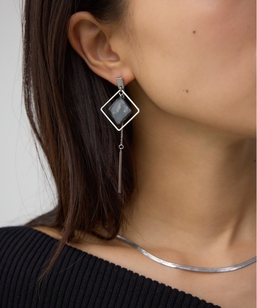 AZUL by moussy(アズールバイマウジー)の「アクリル×メタルアシンメトリーピアス(ピアス(両耳用)・レディース・ブラック系その他/レッド/ブラウン・FREE)」の1枚目の写真