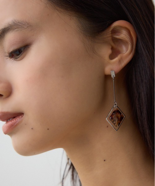 AZUL by moussy(アズールバイマウジー)の「アクリル×メタルアシンメトリーピアス(ピアス(両耳用)・レディース・ブラック系その他/レッド/ブラウン・FREE)」の2枚目の写真
