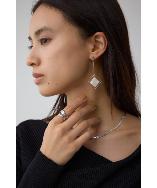 AZUL by moussy(アズールバイマウジー)の「アクリル×メタルアシンメトリーピアス(ピアス(両耳用)・レディース・ブラック系その他/レッド/ブラウン・FREE)」の4枚目の写真