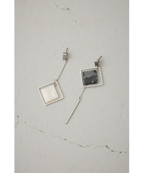 AZUL by moussy(アズールバイマウジー)の「アクリル×メタルアシンメトリーピアス(ピアス(両耳用)・レディース・ブラック系その他/レッド/ブラウン・FREE)」の6枚目の写真