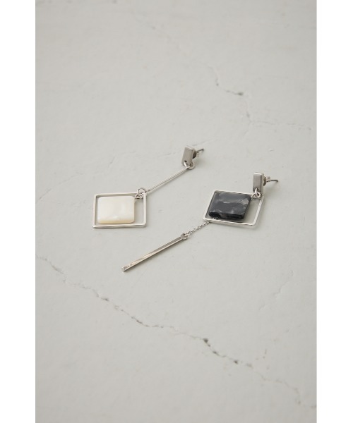 AZUL by moussy(アズールバイマウジー)の「アクリル×メタルアシンメトリーピアス(ピアス(両耳用)・レディース・ブラック系その他/レッド/ブラウン・FREE)」の7枚目の写真