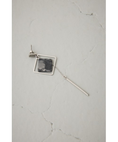 AZUL by moussy(アズールバイマウジー)の「アクリル×メタルアシンメトリーピアス(ピアス(両耳用)・レディース・ブラック系その他/レッド/ブラウン・FREE)」の8枚目の写真