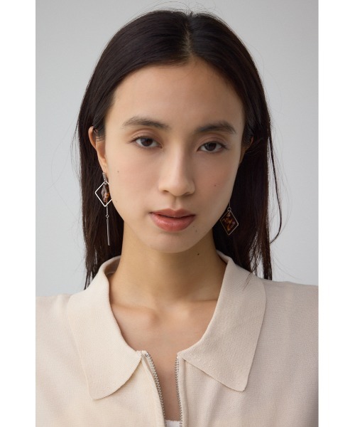 AZUL by moussy(アズールバイマウジー)の「アクリル×メタルアシンメトリーピアス(ピアス(両耳用)・レディース・ブラック系その他/レッド/ブラウン・FREE)」の12枚目の写真