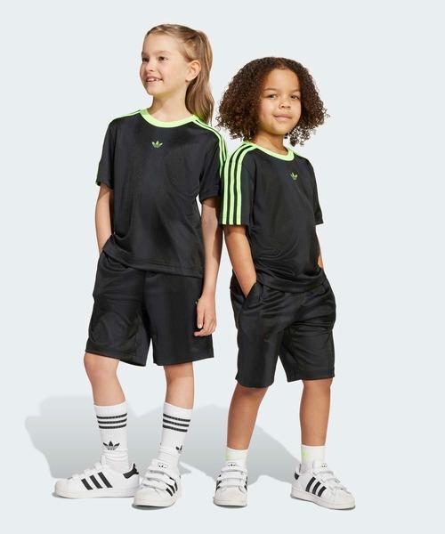 adidas(アディダス)の「キッズ用Tシャツ セットアップ / アディダスオリジナルス adidas Originals(ジャージ・キッズ・ブラック・130/120/110/100)」の1枚目の写真