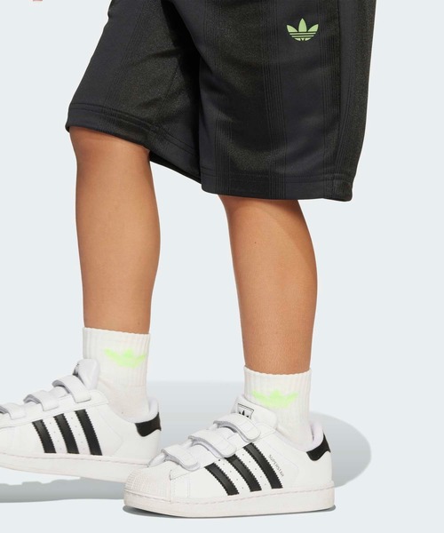 adidas(アディダス)の「キッズ用Tシャツ セットアップ / アディダスオリジナルス adidas Originals(ジャージ・キッズ・ブラック・130/120/110/100)」の6枚目の写真