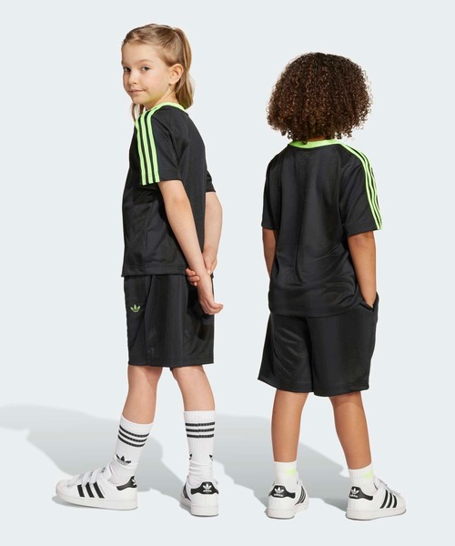 adidas(アディダス)の「キッズ用Tシャツ セットアップ / アディダスオリジナルス adidas Originals(ジャージ・キッズ・ブラック・130/120/110/100)」の2枚目の写真