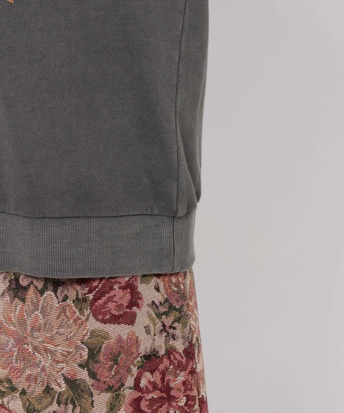 mysty woman（ミスティウーマン）の「ピグメントフラワー裏毛スウェット 581998（スウェット・レディース・チャコールグレー/アイボリー/ブラウン・FREE）」の13枚目の写真