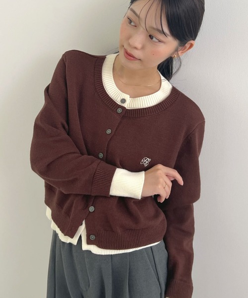 Futier land(フューティアランド)の「【新色追加】レイヤード風ロゴニットトップス(ニット/セーター・レディース・ブラウン/レッド/ネイビー/グレー/チャコールグレー/グリーン・MEDIUM/LARGE)」の3枚目の写真