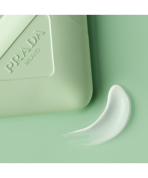 新発売】プラダ ハンド トリプルケア ハンドクリーム（ハンドケア