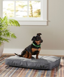 L.L.Bean（エルエルビーン）の「プレミアム・デニム・ドッグ・ベッド、長方形 スモール（ペット用クッション/マット）」
