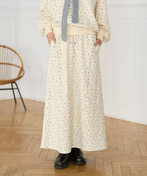 FREAK'S STORE(フリークスストア)の「フラワープリント スウェットスカート <セットアップ対応>限定展開(スカート・レディース・オフホワイト/ライトグレー・フリ-)」の2枚目の写真
