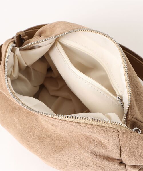 ammy.（エイミードット）の「【 ammy. / エイミードット 】 スエードタッチ ラウンド バッグ（ショルダーバッグ・レディース・ベージュ/ブラウン/ブラック・FREE）」の8枚目の写真