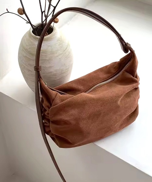 ammy.（エイミードット）の「【 ammy. / エイミードット 】 スエードタッチ ラウンド バッグ（ショルダーバッグ・レディース・ベージュ/ブラウン/ブラック・FREE）」の2枚目の写真