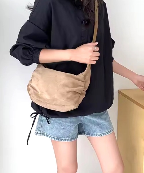 ammy.（エイミードット）の「【 ammy. / エイミードット 】 スエードタッチ ラウンド バッグ（ショルダーバッグ・レディース・ベージュ/ブラウン/ブラック・FREE）」の10枚目の写真