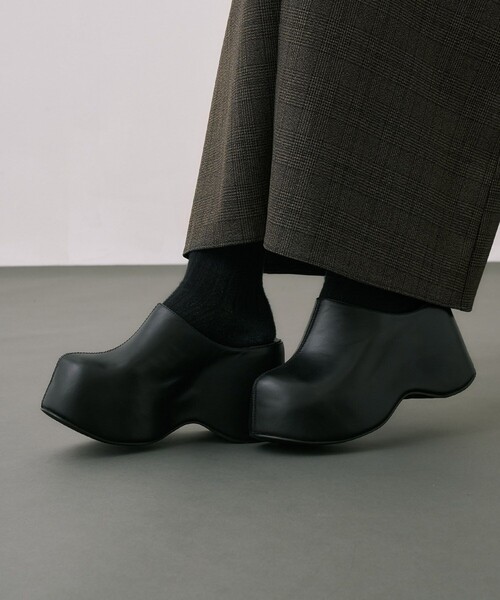 UNITED TOKYO（ユナイテッドトウキョウ）の「Light Weight Leather Clogs（サンダル・レディース・ブラック・1/2）」の3枚目の写真