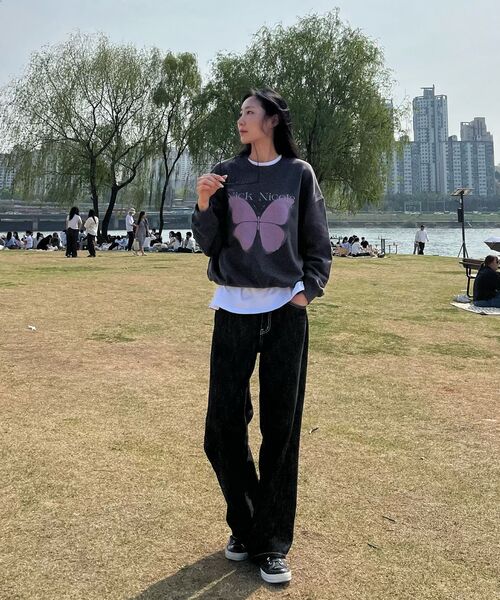 NICK&NICOLE（ニックアンドニコール）の「SPREAD BUTTERFLY DIGITAL SWEATSHIRT_CHARCOAL（スウェット・レディース・その他・FREE）」の6枚目の写真