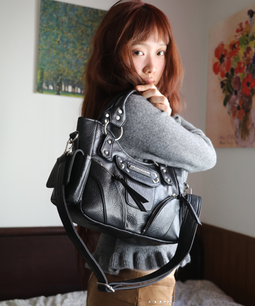 IUGAMAKARAS(イウガマカラス)の「Studded Leather Mini Shoulder Bag (Black)(トートバッグ・レディース・その他・FREE)」の3枚目の写真