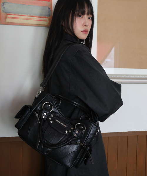 IUGAMAKARAS(イウガマカラス)の「Studded Leather Mini Shoulder Bag (Black)(トートバッグ・レディース・その他・FREE)」の6枚目の写真