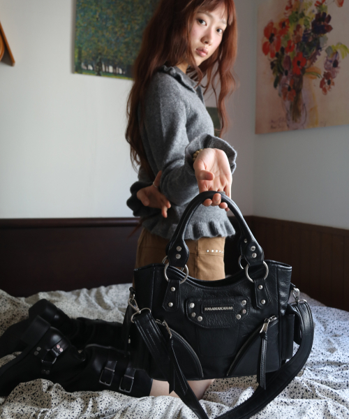 IUGAMAKARAS(イウガマカラス)の「Studded Leather Mini Shoulder Bag (Black)(トートバッグ・レディース・その他・FREE)」の7枚目の写真