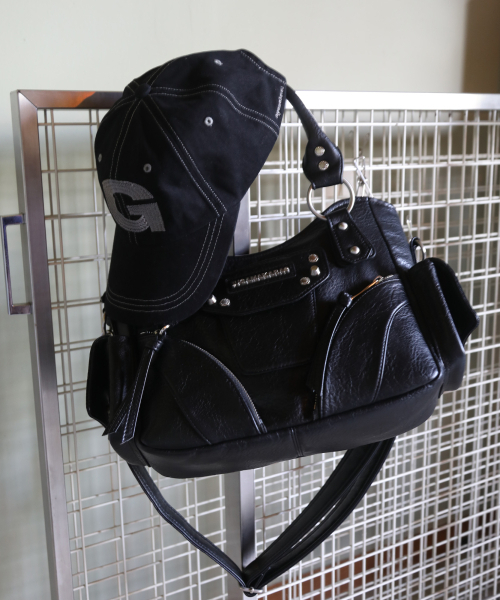 IUGAMAKARAS(イウガマカラス)の「Studded Leather Mini Shoulder Bag (Black)(トートバッグ・レディース・その他・FREE)」の8枚目の写真