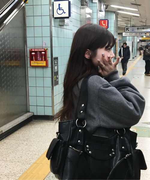 IUGAMAKARAS(イウガマカラス)の「Studded Leather Mini Shoulder Bag (Black)(トートバッグ・レディース・その他・FREE)」の15枚目の写真